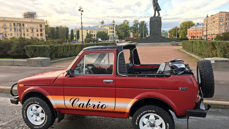 Lada niva alkatrészek  a képen egy lada niva cabrio látható oldalról